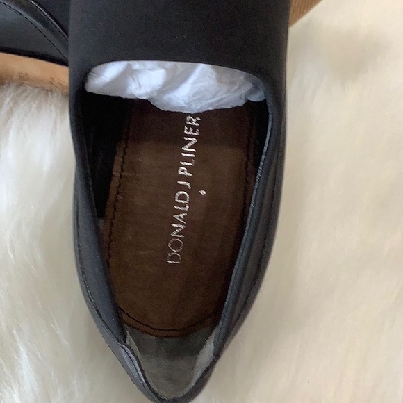 NWOB Donald J Pliner
Tyra Pointed-Toe Ankle Boot - Picture 15 of 16